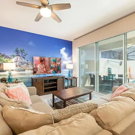 Sunny Retreat-Colorful Home Pool Great Location